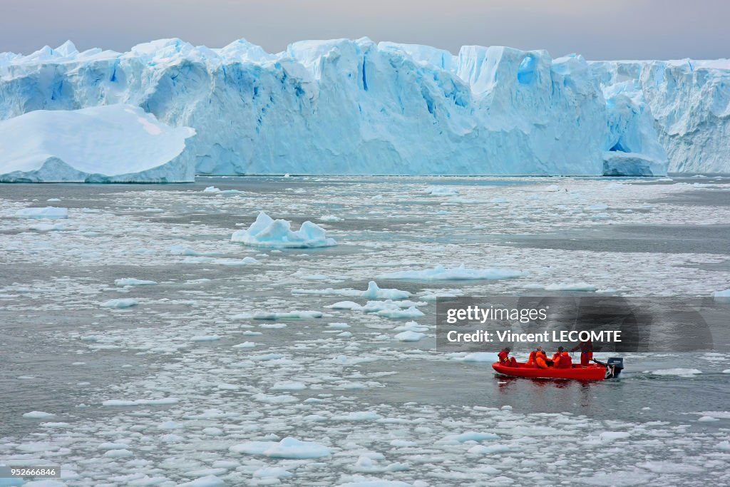 Zodiac au milieu d'icebergs en Antarctique lors d?une expédition scientifique