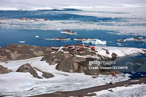 Vue aérienne de la base scientifique et technique Dumont d'Urville sur l'île des Pétrels, en Terre Adélie, en Antarctique, en janvier 2009 - Les...