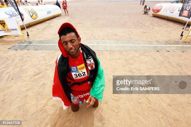 Le coureur Jordanien Salameh Al Aqra sur la ligne d'arrivée de la 29ème Sultan Marathon des sables le 11 avril 2014, Sahara, Maroc.
