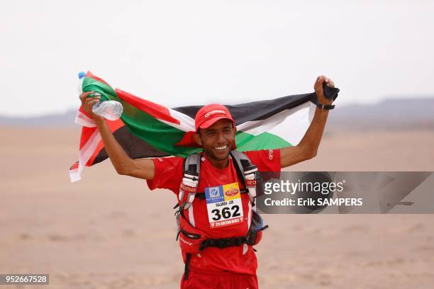 Le coureur Jordanien Salameh Al Aqra lors de la 29ème Sultan Marathon des sables le 11 avril 2014, Sahara, Maroc.