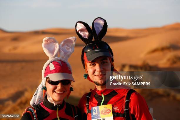 Coureurs avec un déguisement de lapin Emir Belkahia et Pierre-François Anet lors de la 29ème Sultan Marathon des sables le 6 avril 2014, Sahara,...