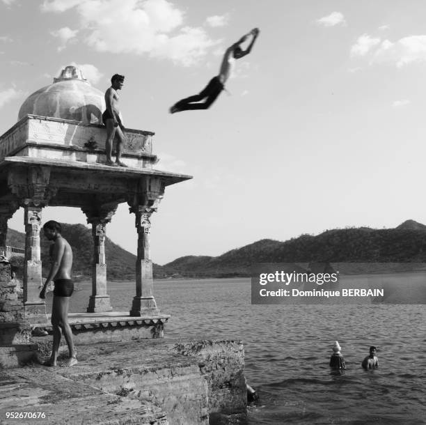 Baignade et plongeon dans un lac d'Udaipur, Radjasthan, Inde.