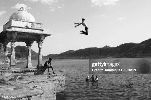 Baignade et plongeon dans un lac d'Udaipur, Radjasthan, Inde.