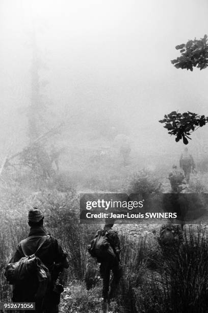 Le 13ème régiment de dragons parachutistes dans la forêt d'Afkadou, à côté d'Azazga en Kabylie, en Algérie, pendant la guerre d'Algérie.