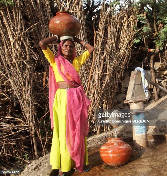 Femme indienne au puits dans la vallée du Radjasthan Inde.