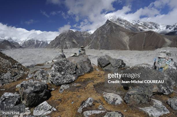 Ngozumpa Glacier is a grey glacier, covered with stone and with dust.
