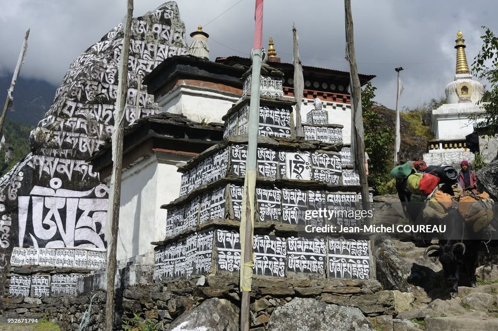 Mani stone at chhuthawa in the solu khumbu, himalaya, nepal