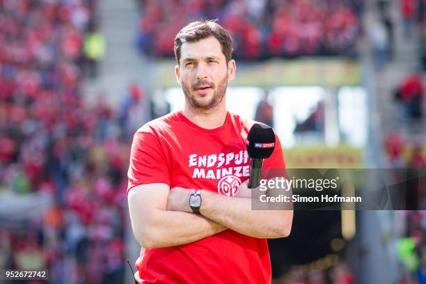 Head coach Sandro Schwarz of Mainz looks on during the Bundesliga match between 1. FSV Mainz 05 and RB Leipzig at Opel Arena on April 28, 2018 in...