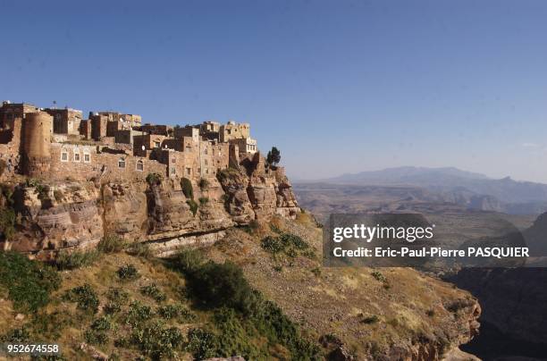 View of Kawkaban from the road going to Shibam . Kawkaban is overviewing Shibam and was built to defend Shibam situated in the province of Al-Mahwit,...