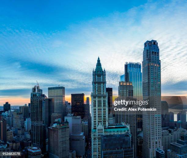 die malerische luftaufnahme des manhattan downtown umfasst die großen wolkenkratzer: das woolworth building, transport-gebäude und barclay turm - alex barclay stock-fotos und bilder