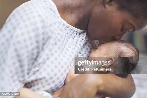 La nuova mamma tiene il suo bambino al petto La nuova mamma tiene il suo bambino al petto