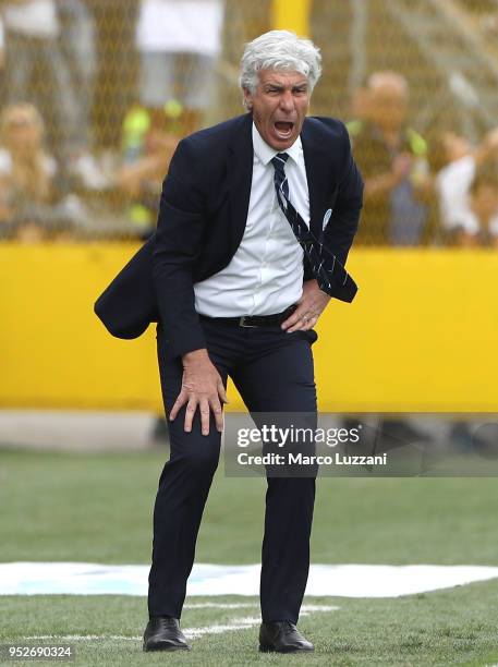 Atalanta BC coach Gian Piero Gasperini shouts to his players during the serie A match between Atalanta BC and Genoa CFC at Stadio Atleti Azzurri...