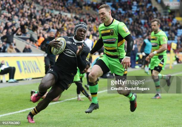 Christian Wade of Wasps touches down for the third try during the Aviva Premiership match between Wasps and Northampton Saints at The Ricoh Arena on...