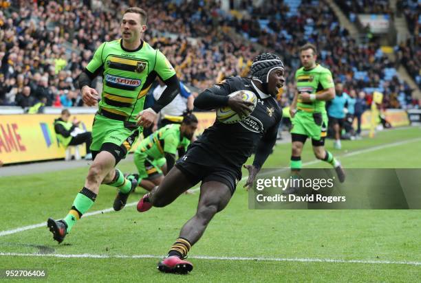 Christian Wade of Wasps touches down for the third try during the Aviva Premiership match between Wasps and Northampton Saints at The Ricoh Arena on...