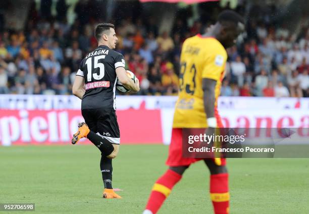 Kevin Lasagna of Udinese Calcio celebrates after scoring the 2-2 goal, beside the disappointment of Bacary Sagna of Benevento Calcio during the serie...