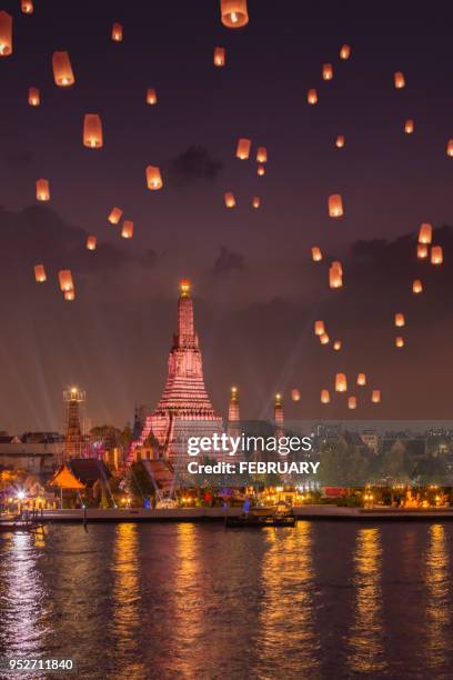 sky lanterns above wat arun in twilight - bangkok boat stock pictures, royalty-free photos & images