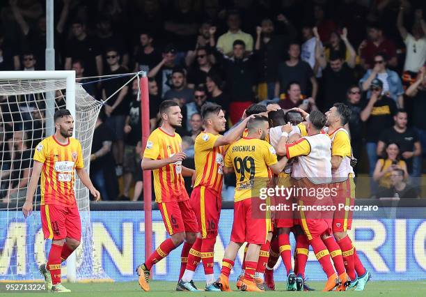 Players of Benevento Calcio celebrate the 3-3 goal scored by Bacary Sagna during the serie A match between Benevento Calcio and Udinese Calcio at...