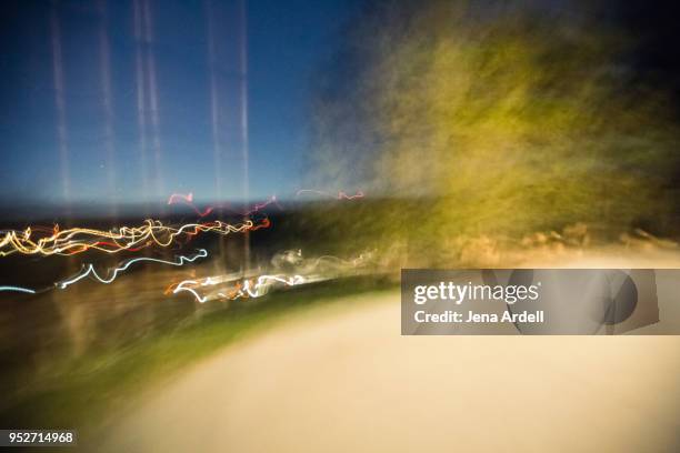 defocused city lights at night - mulholland drive stockfoto's en -beelden