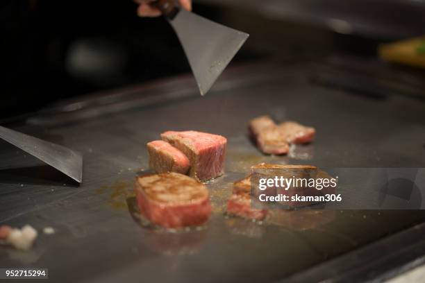 japanese wagyu beef kobe cooking teppanyaki - teppanyaki stock-fotos und bilder