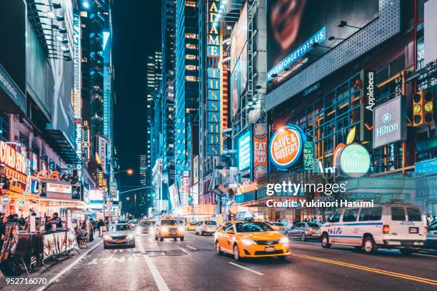 42nd street at night, manhattan, new york - times square manhattan new york foto e immagini stock
