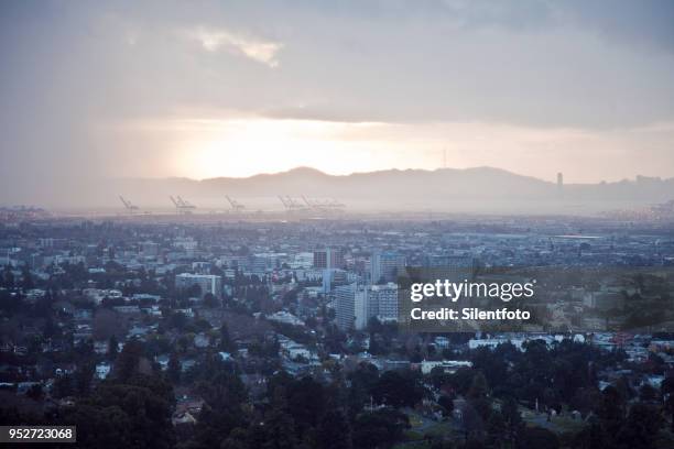 sunlight caught under impending storm clouds, oakland, california - silentfoto 個照片及圖片檔