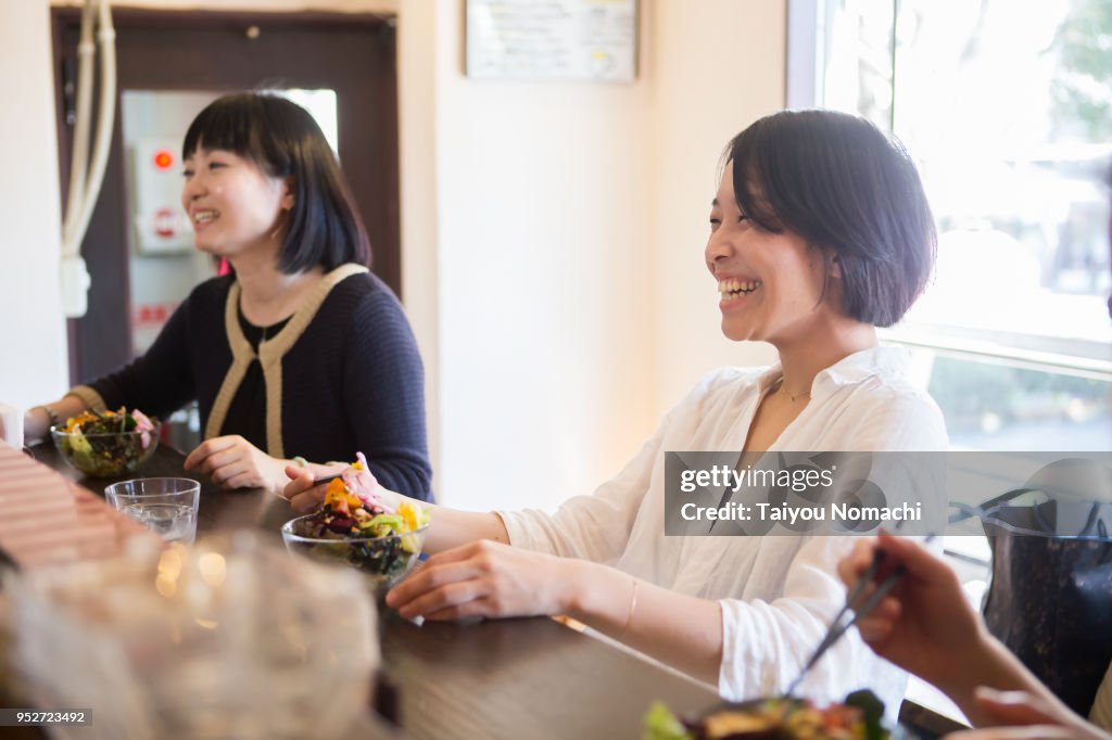 Women who enjoy eating at a restaurant where soft light enters