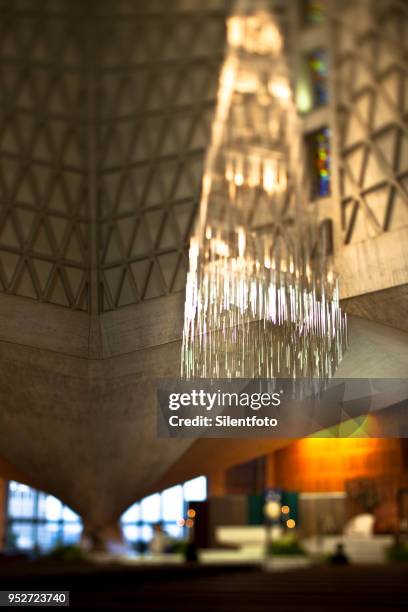 chandelier in saint mary's cathedral, san francisco - silentfoto stock-fotos und bilder