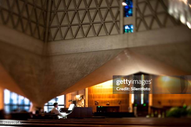 preparing for evening service inside saint mary's cathedral, san francisco - silentfoto stock-fotos und bilder