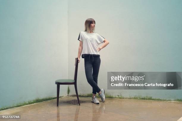 young woman portrait - luta fysisk ställning bildbanksfoton och bilder