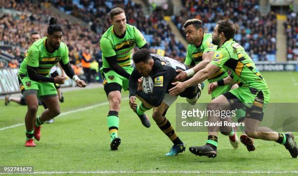 Juan de Jongh of Wasps breaks clear to score their fourth try during the Aviva Premiership match between Wasps and Northampton Saints at The Ricoh...
