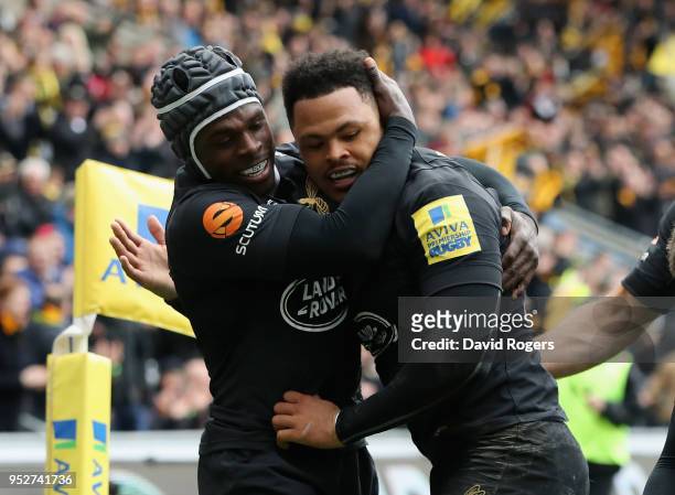 Juan de Jongh of Wasps is congratulated by team mate Christian Wade after scoring their fourth try during the Aviva Premiership match between Wasps...