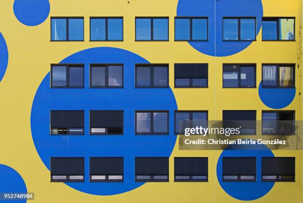 yellow facade with blue circles - christian beirle fotografías e imágenes de stock