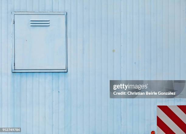 close up of a construction trailer in blue - christian beirle 個照片及圖片檔