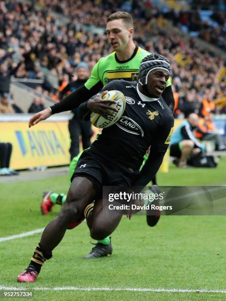 Christian Wade of Wasps breaks clear to score his second try during the Aviva Premiership match between Wasps and Northampton Saints at The Ricoh...