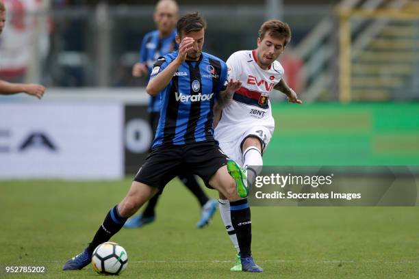 Remo Freuler of Atalanta, Miguel Veloso of Genua during the Italian Serie A match between Atalanta Bergamo v Genoa at the Stadio Atleti Azzurri d...