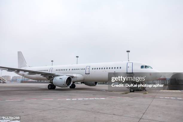 beijing capital international airport - taxiing stock pictures, royalty-free photos & images