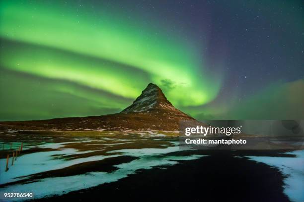 Tableau Aurore Boréale Kirkjufell Islande - Impression Sur Toile - Lumière Du Nord Et Montagnes - Cadre Bois