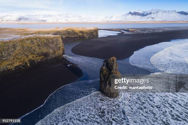 zwarte zand strand in vik, ijsland - iceland stockfoto's en -beelden