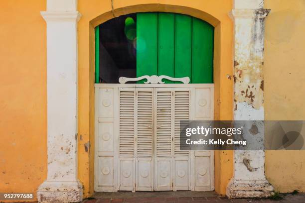 doors in trinidad - sancti spiritus provincie stockfoto's en -beelden