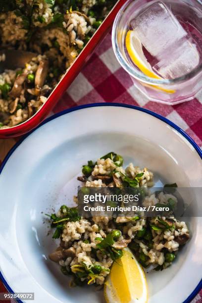 mushroom, pea and lemon risotto for one - italian parsley stock pictures, royalty-free photos & images