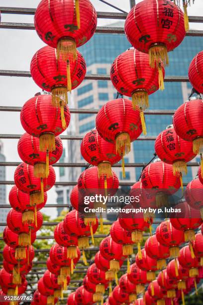 colorful decorations at a temple in chinatown - singapore - singapore thian hock keng temple stockfoto's en -beelden