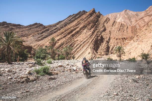 an adventure motorbikes in the gorges of aguinane, morocco - trail moto maroc foto e immagini stock