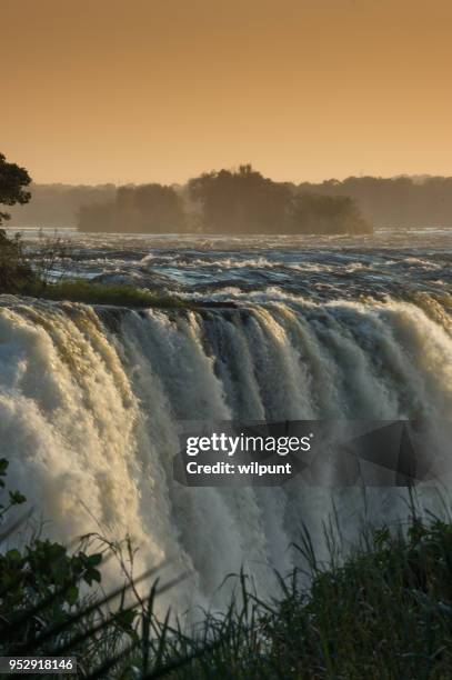 victoria falls bij zonsopgang oranje - zambezi river stockfoto's en -beelden