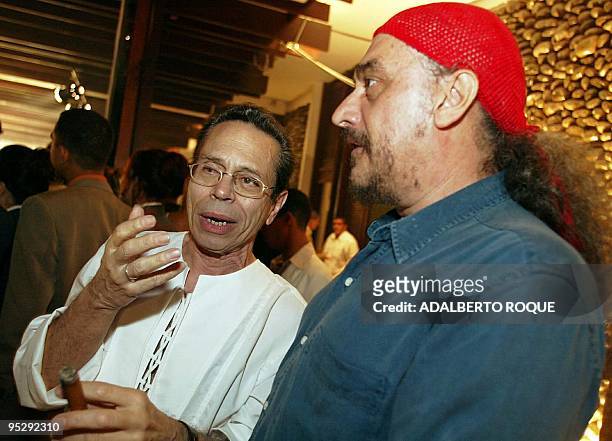 Musicians Leo Brower and Egberto Gismonti chat during a fashion show in La Habana, Cuba 28 February 2003. El compositor y guitarrista cubano Leo...