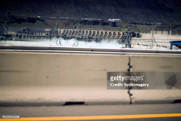 john day dam, highway barrier in foreground - barrier highway stockfoto's en -beelden