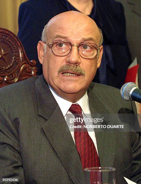 Paraguayan President Luis Gonzalez Macchi talks to the press in Asuncion, Paraguay 12 February 2003. El presidente Luis Gonzalez Macchi responde...