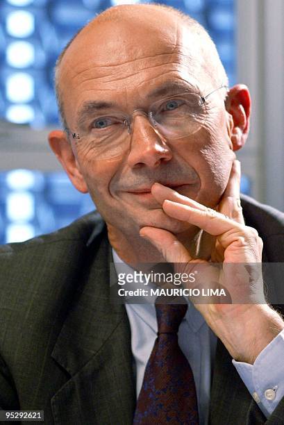 Pascal Lamy , European Commerce Representative, listens to a colleague during a meeting 29 January 2003, in Sao Paulo, Brazil. El comisario europeo...