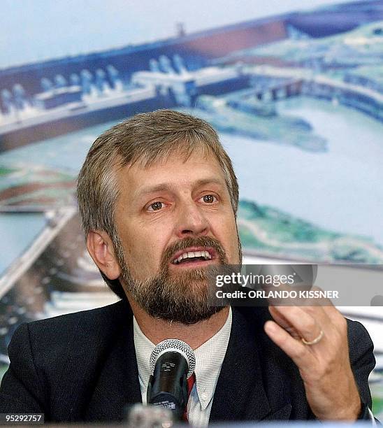 Jorge Samek, apointed the new President of the hydroelectric of Itapu, speaks during a press conference in Curitiba, Brazil, 22 January 2003Jorge...