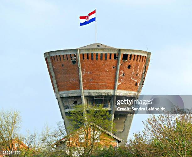 water tower of vukovar, croatia - vukovar war stock pictures, royalty-free photos & images