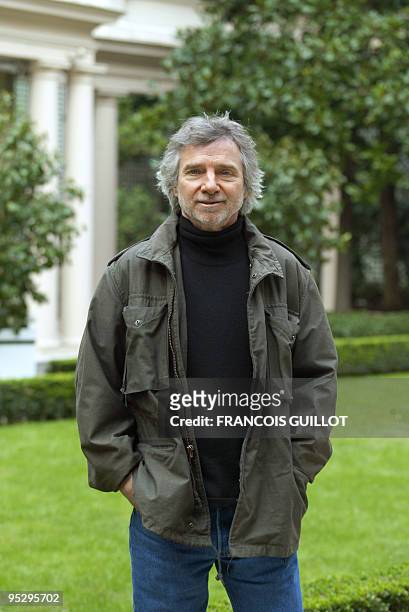 Director Curtis Hanson poses during a photocall at Bristol hotel in Paris 15 January 2003. Hanson's movie "8 Mile" relates the story of a young...